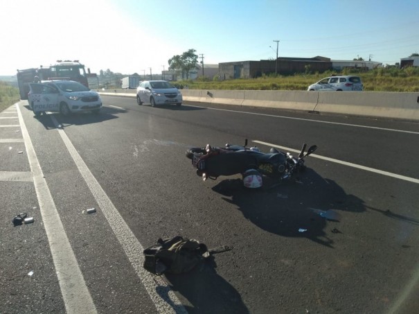 Motociclista  socorrido em estado grave aps colidir em traseira de caminho na SP-425, em Martinpolis