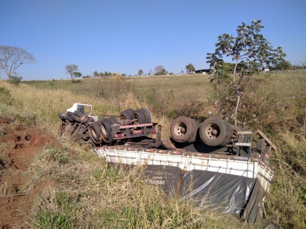 Caminho tomba em ribanceira na SP-425, em Parapu