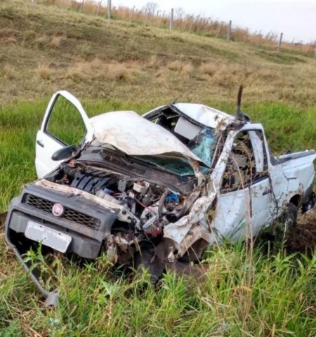 Capotamento deixa homem ferido e carro destruído na vicinal que liga Lucélia ao Salto Botelho