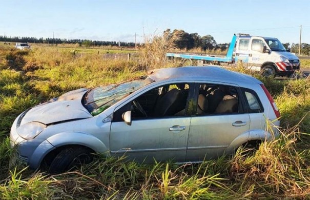 Veculo placas de Osvaldo Cruz capota na SP-294 em Iacri e fere uma pessoa