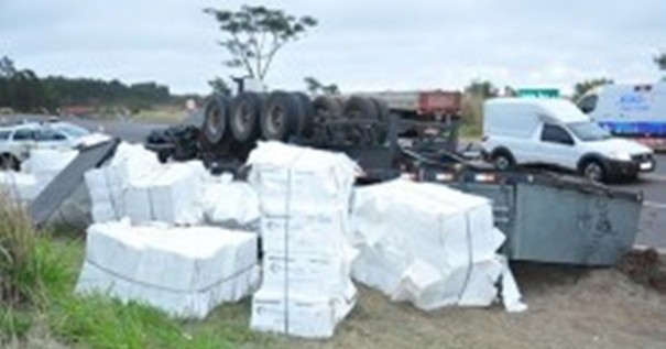 Caminho carregado de Celulose tomba na SP-294 em Adamantina