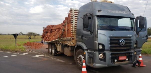 Blocos de tijolos se desprendem de caminho e caem sobre a pista no trevo de Tupi Paulista