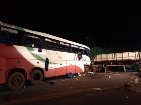 Colisão frontal entre bitrem e ônibus deixa sete mortos e várias pessoas feridas na SP-425, em Parapuã