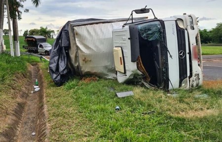 Caminhão carregado com produtos alimentícios tomba na SP-294 em Herculândia