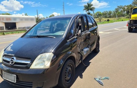 Acidente envolve Meriva e caminhão em trevo da SP-294, em Tupã