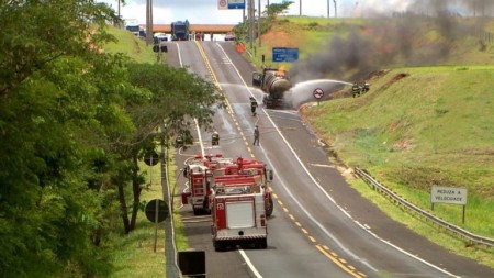 Carreta com combustível pega fogo próximo a Marília