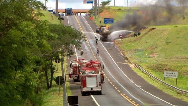 Carreta com combustvel pega fogo prximo a Marlia