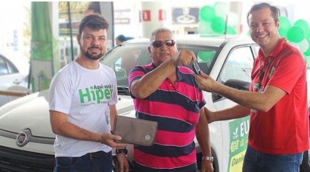 Cocipa entrega carro, motos e vale-compras da campanha 'Hiper Cliente Feliz'