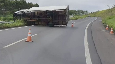 Caminhão tomba e interdita faixa da SP-294 em Gália 