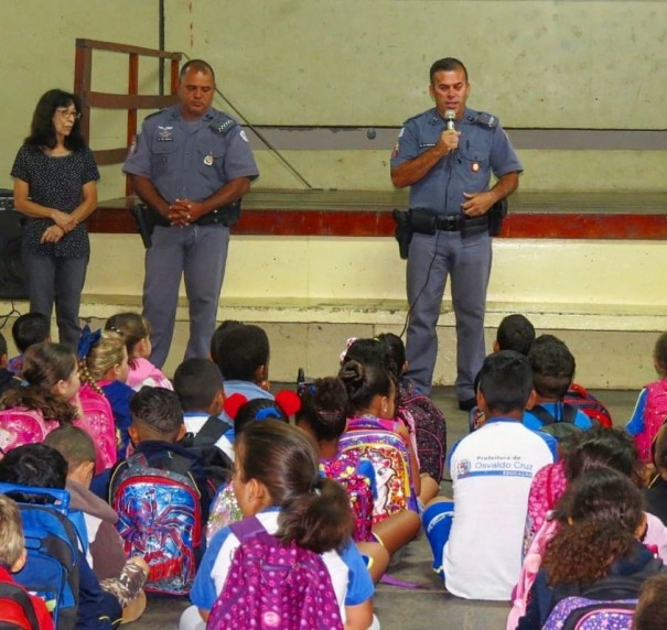 Polcia Militar de Osvaldo Cruz orienta crianas sobre a brincadeira da rasteira 