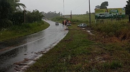 Carro bate em poste na vicinal Adamantina/Lucélia