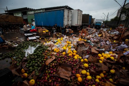 Inundação na Ceagesp da capital paulista afeta distribuição de produtos em Presidente Prudente