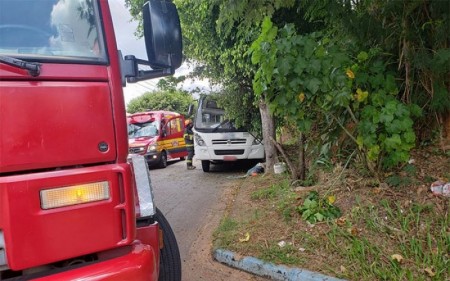 Acidente com ônibus circular de Tupã fere cinco pessoas