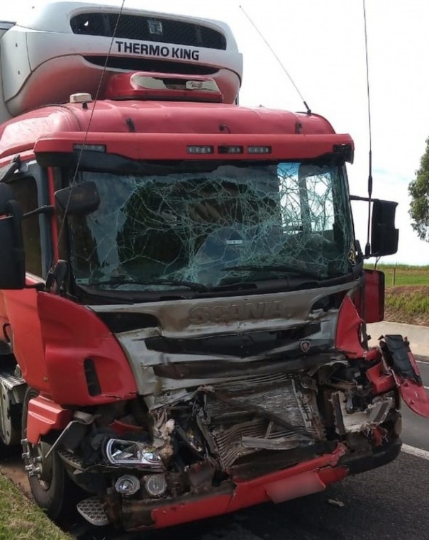 Acidente entre dois caminhes deixa uma pessoa ferida na Rodovia Raposo Tavares