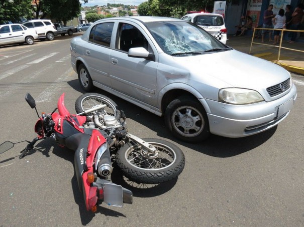 Motociclista  arremessada contra para-brisa de carro aps coliso no Centro, em Dracena