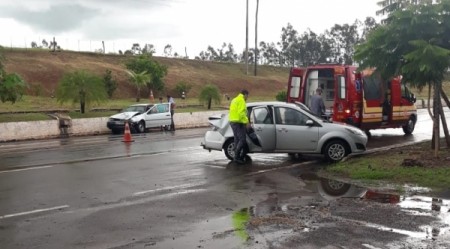 Idoso se confunde na direção e bate carro em outro veículo, em frente à base da PM Rodoviária em Adamantina