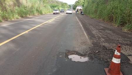 Mulher tem ferimentos graves após motocicleta passar por buraco e tombar na SP-294