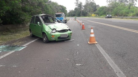 Motorista perde o controle da direção e capota veículo na Rodovia Comandante João Ribeiro de Barros