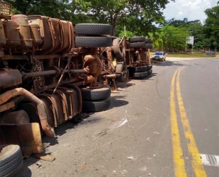 Caminhão placas de Osvaldo Cruz tomba na vicinal Tupã - Quatá