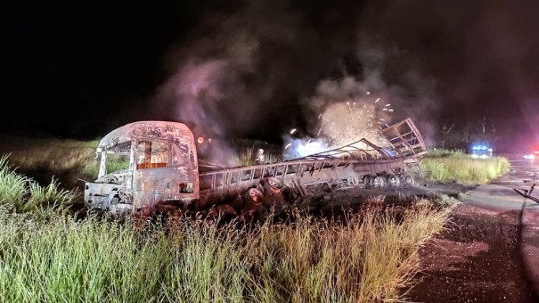 Caminhes so destrudos pelo fogo aps batida na Rodovia Jorge Bassil Dower