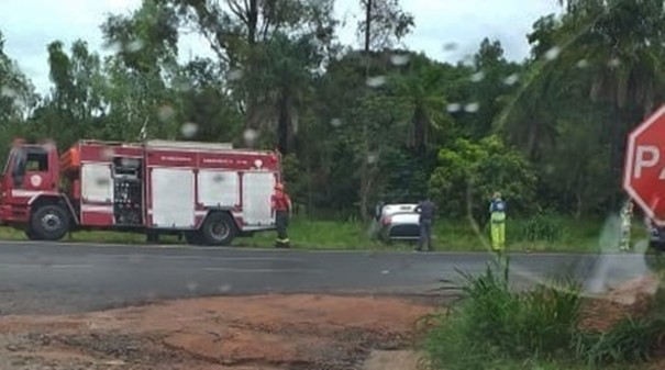 Carro capota devido a aquaplanagem em Herculndia