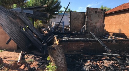 Casa é destruída por incêndio no Jardim Adamantina e morador pede doações