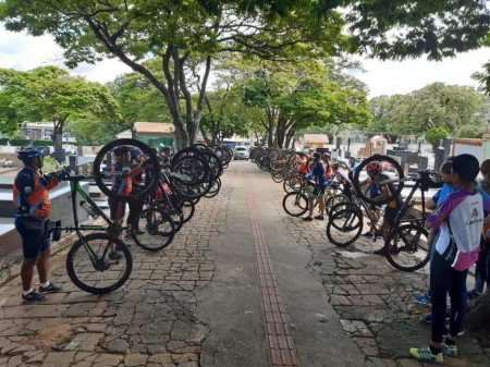 Grupo de ciclistas faz cortejo para homenagear integrante morta em acidente de trânsito em Presidente Prudente