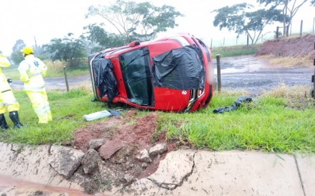 Viatura dos Bombeiros capota em rodovia próximo a Marília