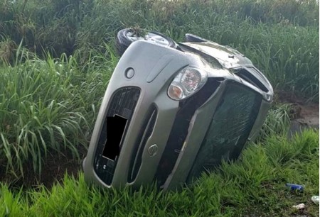 Carro capota na rodovia Comandante João Ribeiro de Barros