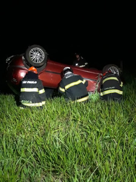 Motorista é preso após capotar carro na SP-294, em Iacri 