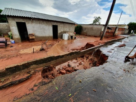 Enxurrada de lama invade casa em Parapuã e deixa moradores transtornados