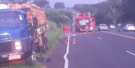 Acidente entre caminhões deixa uma pessoa ferida na SP-294