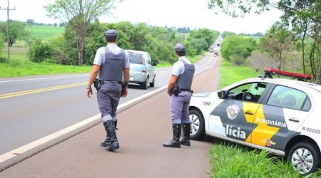 Acidente de trânsito envolvendo carros deixa três feridos na SP-294