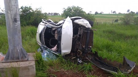 Carro capota e motorista é socorrido preso às ferragens