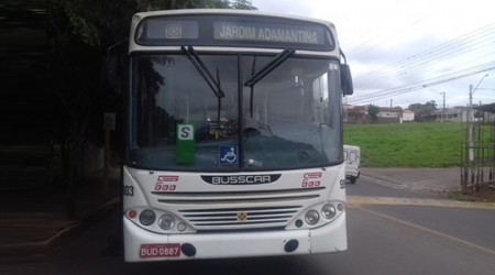 Ônibus circular com passageiros tem falha mecânica e desce avenida sem freio em Adamantina