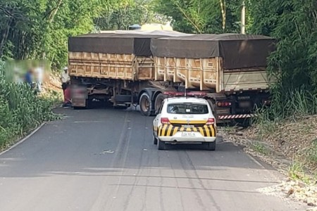 Carretas apresentam problemas e interrompem trânsito na vicinal Tupã-Quatá