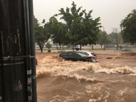 Temporal provoca alagamentos e enxurrada arrasta carros no Parque do Povo, em Presidente Prudente