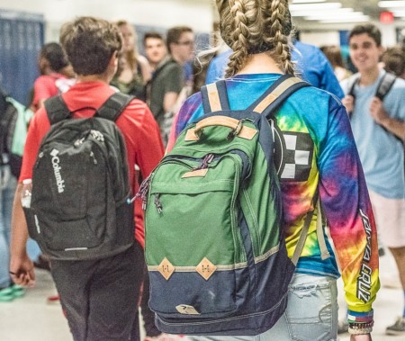 Mochilas pesadas na infância podem acarretar problemas na fase adulta