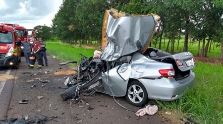 Homem provoca acidente em rodovia e tira a própria vida ao arremessar seu carro contra caminhão