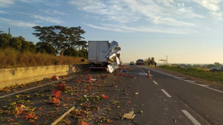 Carga de banana fica espalhada na SP-425 após acidente envolvendo dois caminhões