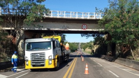 Reparo em viaduto interdita faixa da SP 294, em Inúbia Paulista