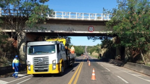 Reparo em viaduto interdita faixa da SP 294, em Inbia Paulista