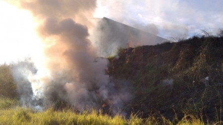 Incêndio próximo a Linha férrea causa transtorno a moradores das Vilas Esperança e Califórnia 