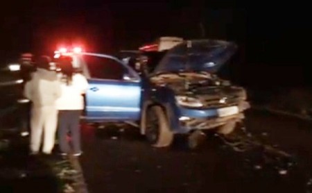 Batida de caminhonete em canaleta de chuva deixa duas pessoas feridas na Rodovia Comandante João Ribeiro de Barros