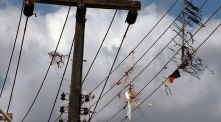 Acidente com pipa em cabo de média tensão deixa mais de 4 mil imóveis sem eletricidade no domingo