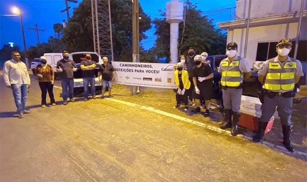 Atravs de parcerias e apoio da Polcia Rodoviria de Tup, empresas de Iacri distribui marmitas a caminhoneiros na SP-294