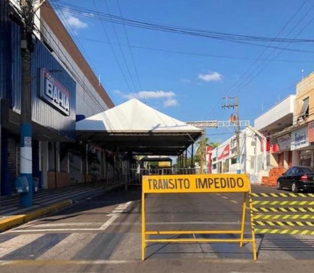 Prefeitura e Defesa Civil de OC montam tenda para melhor acomodar público em frente a Caixa