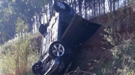 Veículo capota na SP-294 entre os trevos principal e do campus II em Adamantina