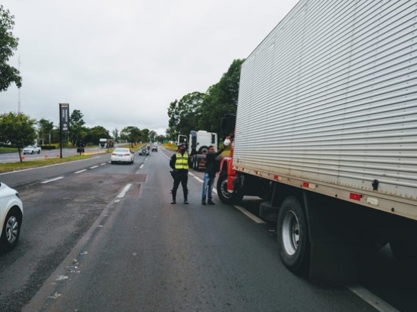 Voluntrios entregam 130 marmitas com refeies para caminhoneiros na Rodovia Raposo Tavares