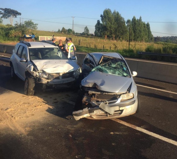 Acidente envolvendo dois carros e um caminho deixa uma vtima fatal na SP-425